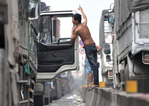 Duong ve mien Tay ket cung, tai xe vua lai xe vua tam chuyen hinh anh