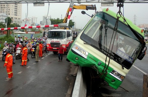 Khach thot tim khi xe buyt lao dai phan cach cau Sai Gon hinh anh