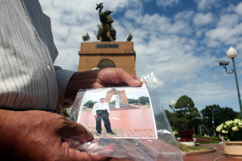 Nguoi Sai Gon tranh thu chup lai tuong dai truoc gio di doi hinh anh