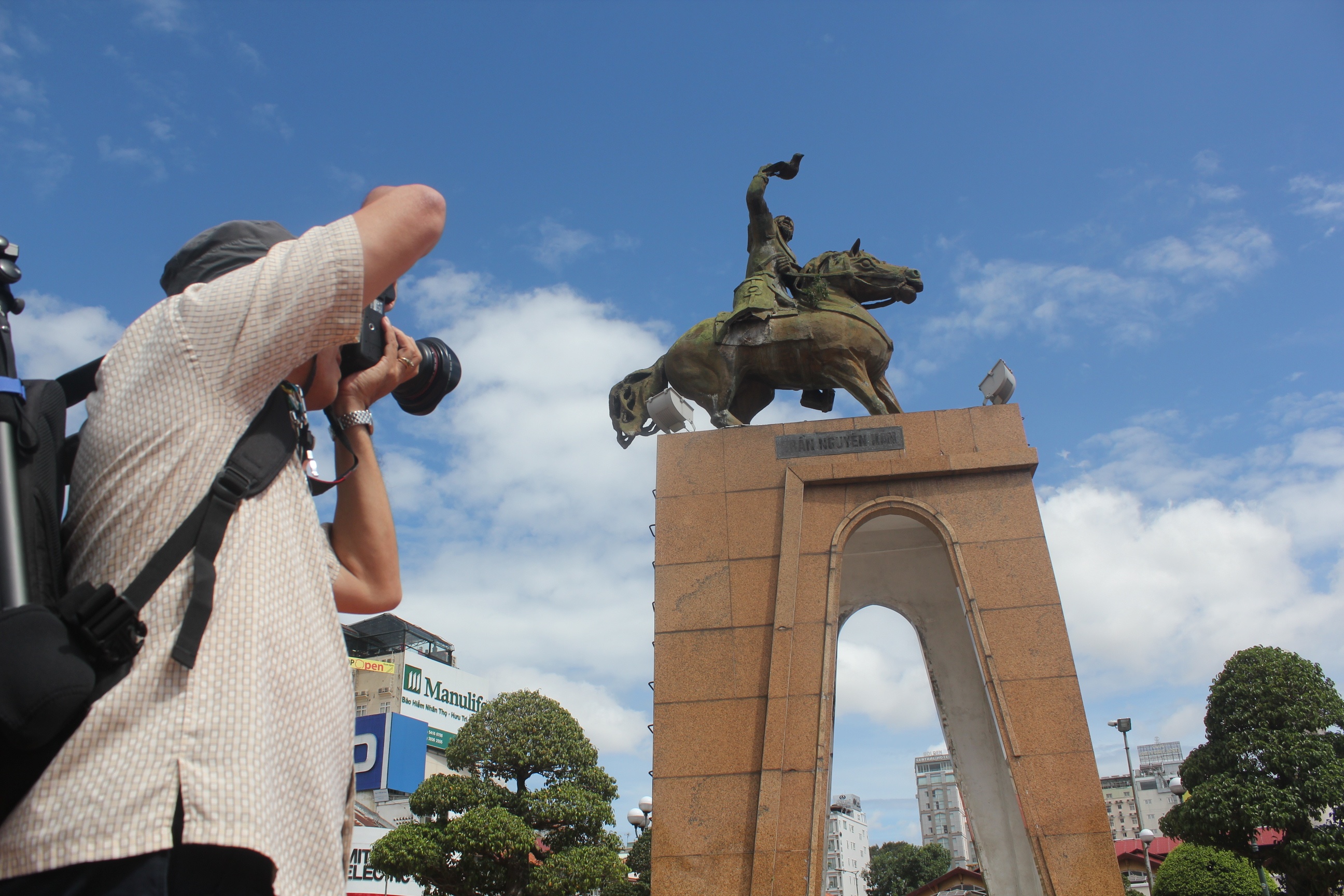 Nguoi SG do ve bieu tuong thanh pho chup anh truoc khi di doi hinh anh