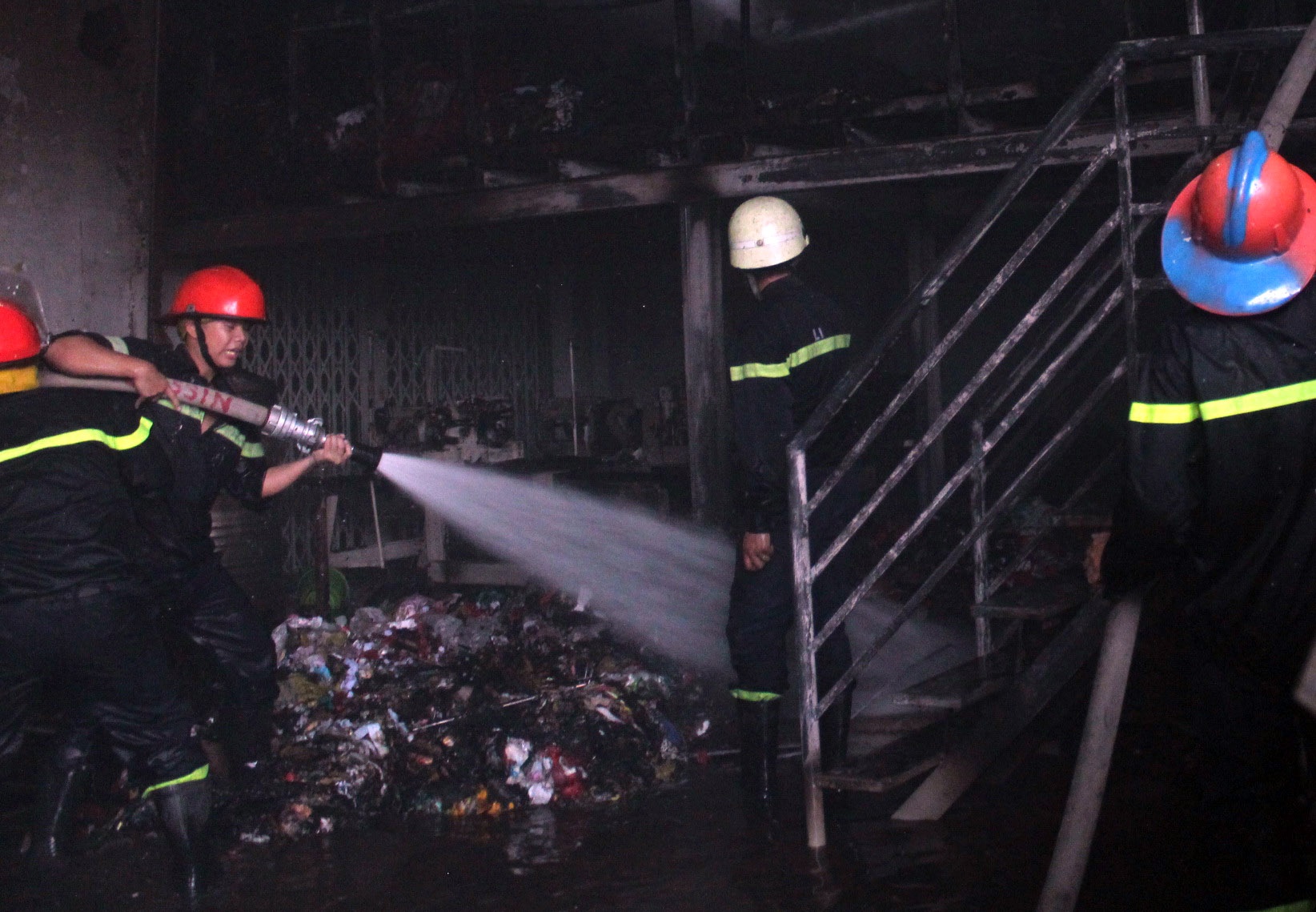 Chay xuong may, cong nhan thao chay hinh anh