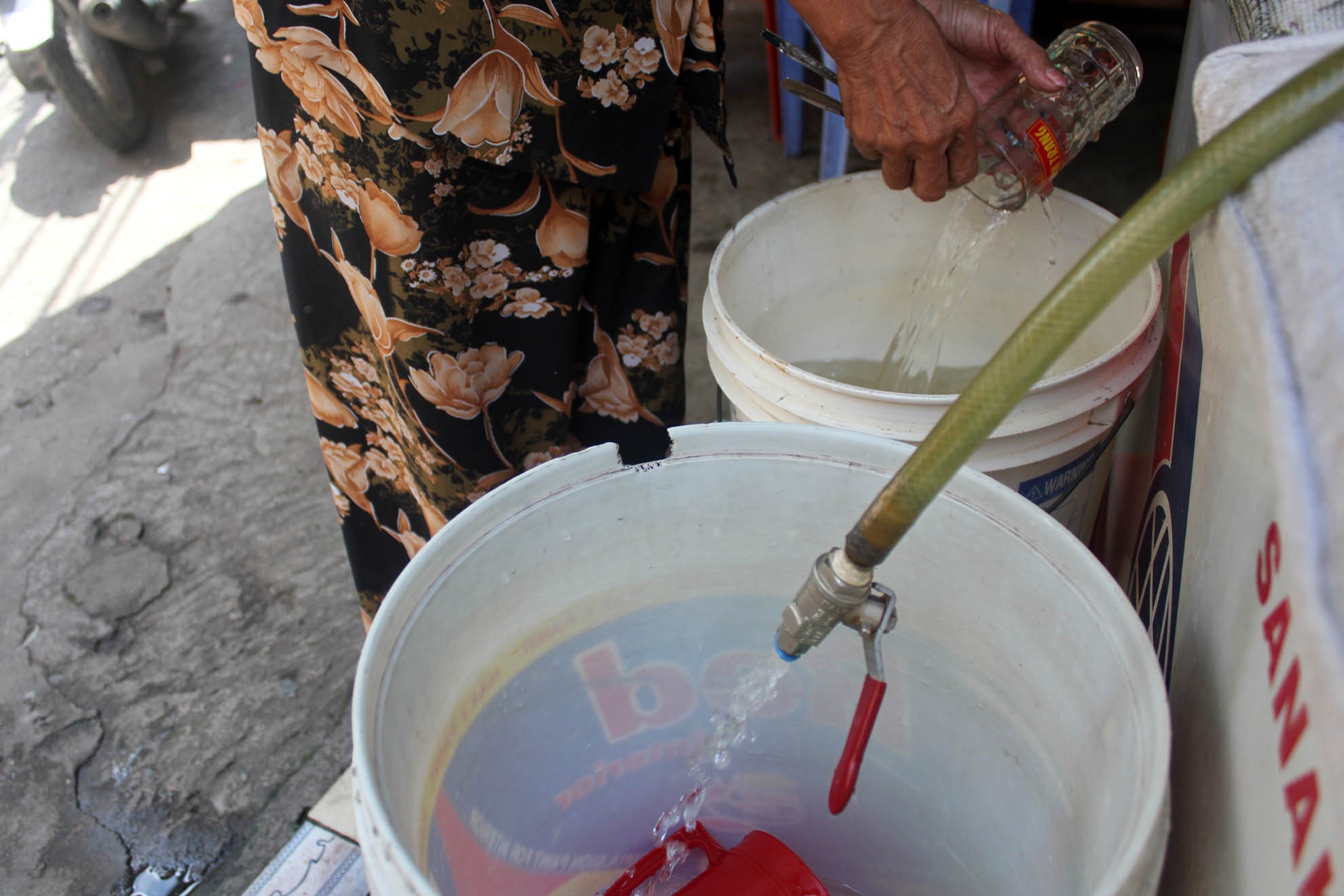 Rung minh nguoi dan lay nuoc tu nghia dia phuc vu sinh hoat hinh anh