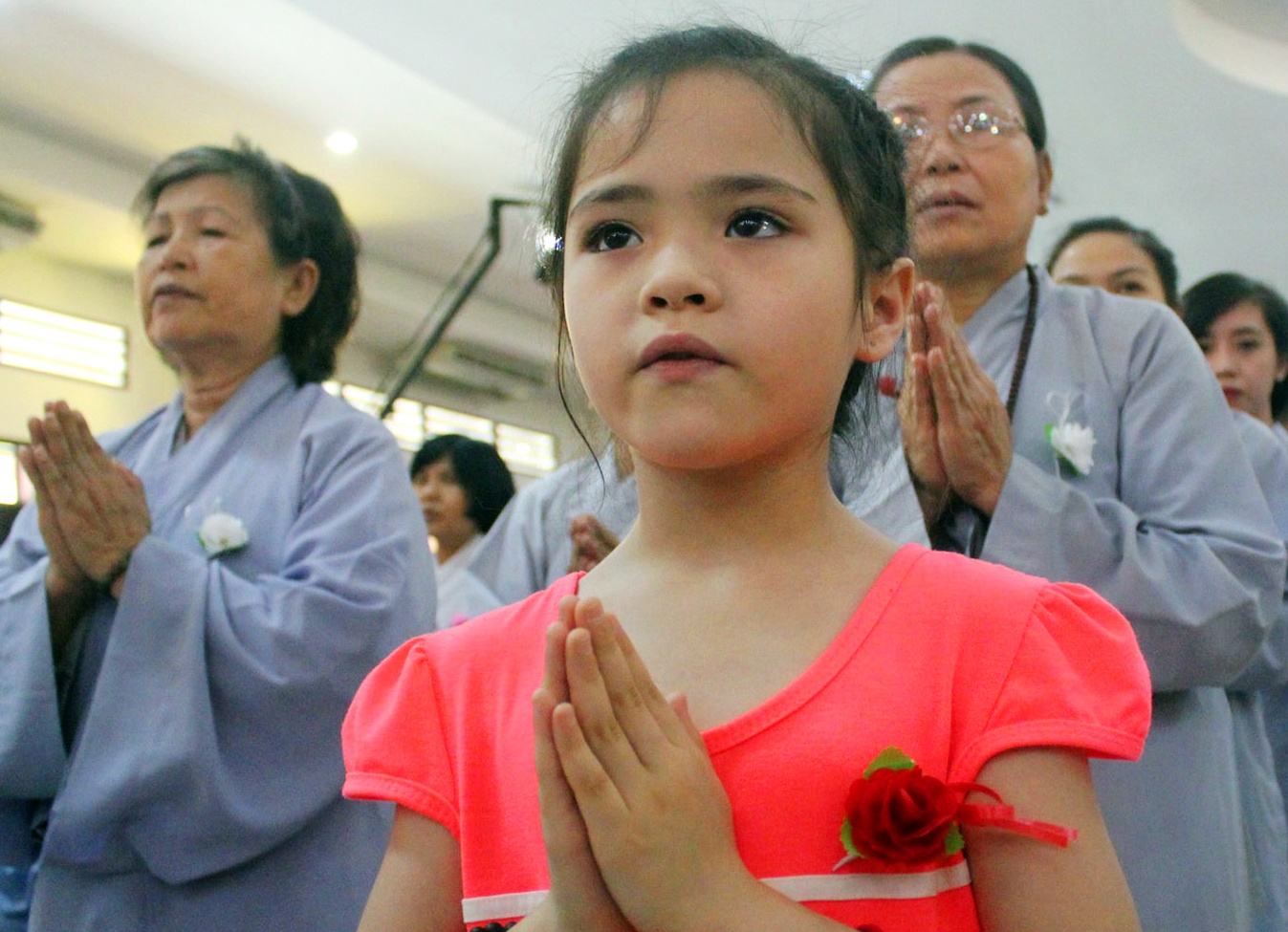 Doi nang, vuot ket xe du le Vu lan o chua lon nhat Sai Gon hinh anh