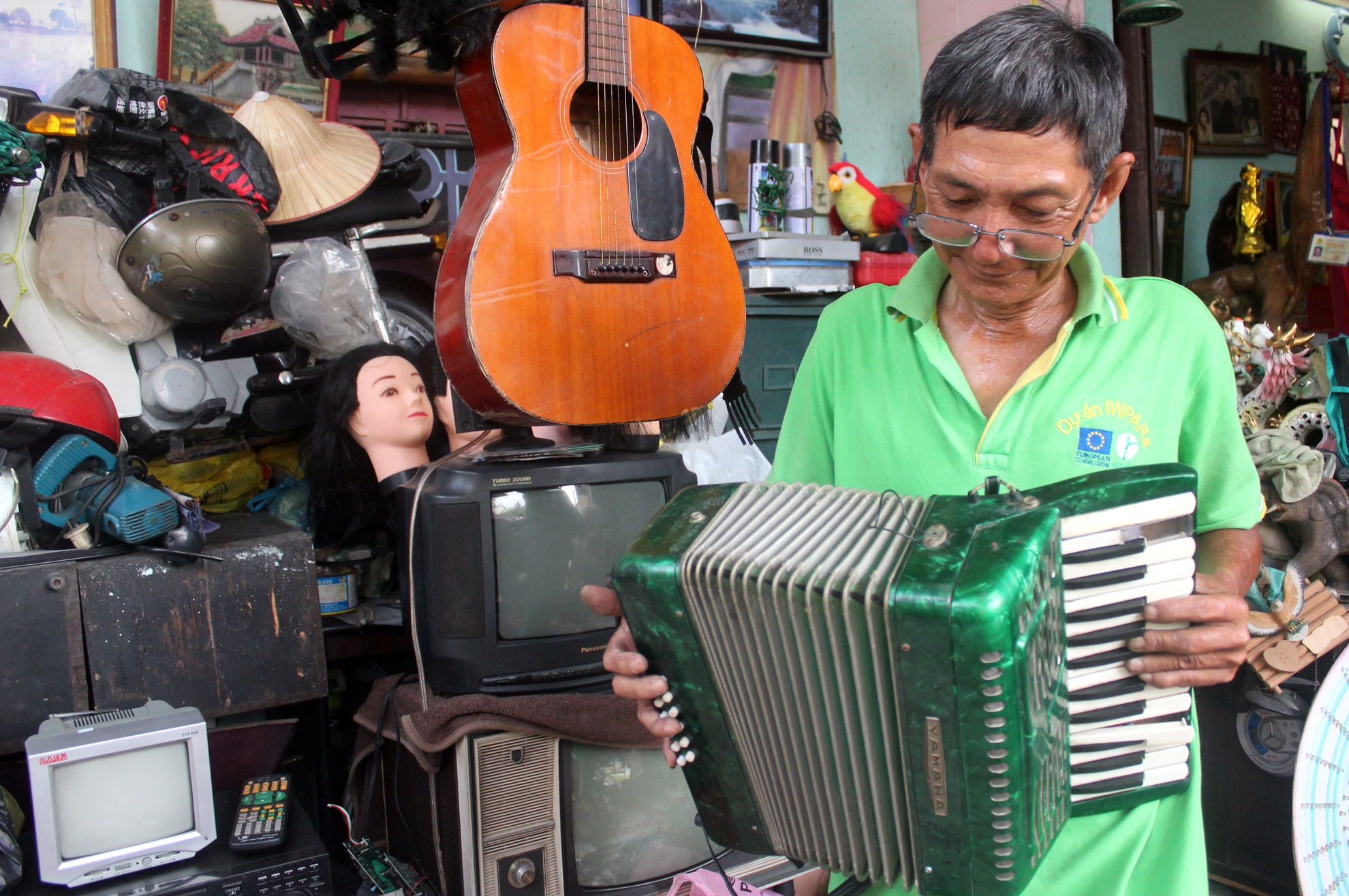 Gia tai 'tai sinh' tu rac cua ong Thom ve chai hinh anh