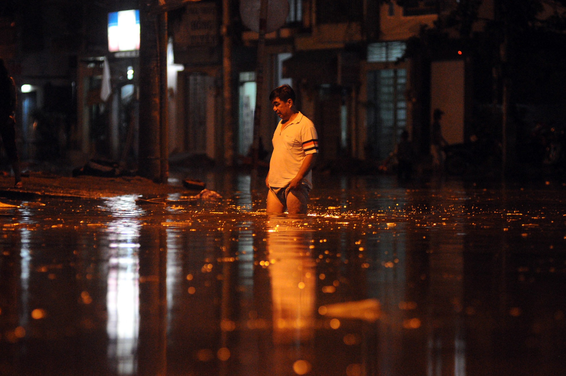 Mưa lớn bất ngờ nên nước không kịp rút, nhiều đoạn sau đến thắt lưng người lớn. Ảnh: Nguyễn Quang.