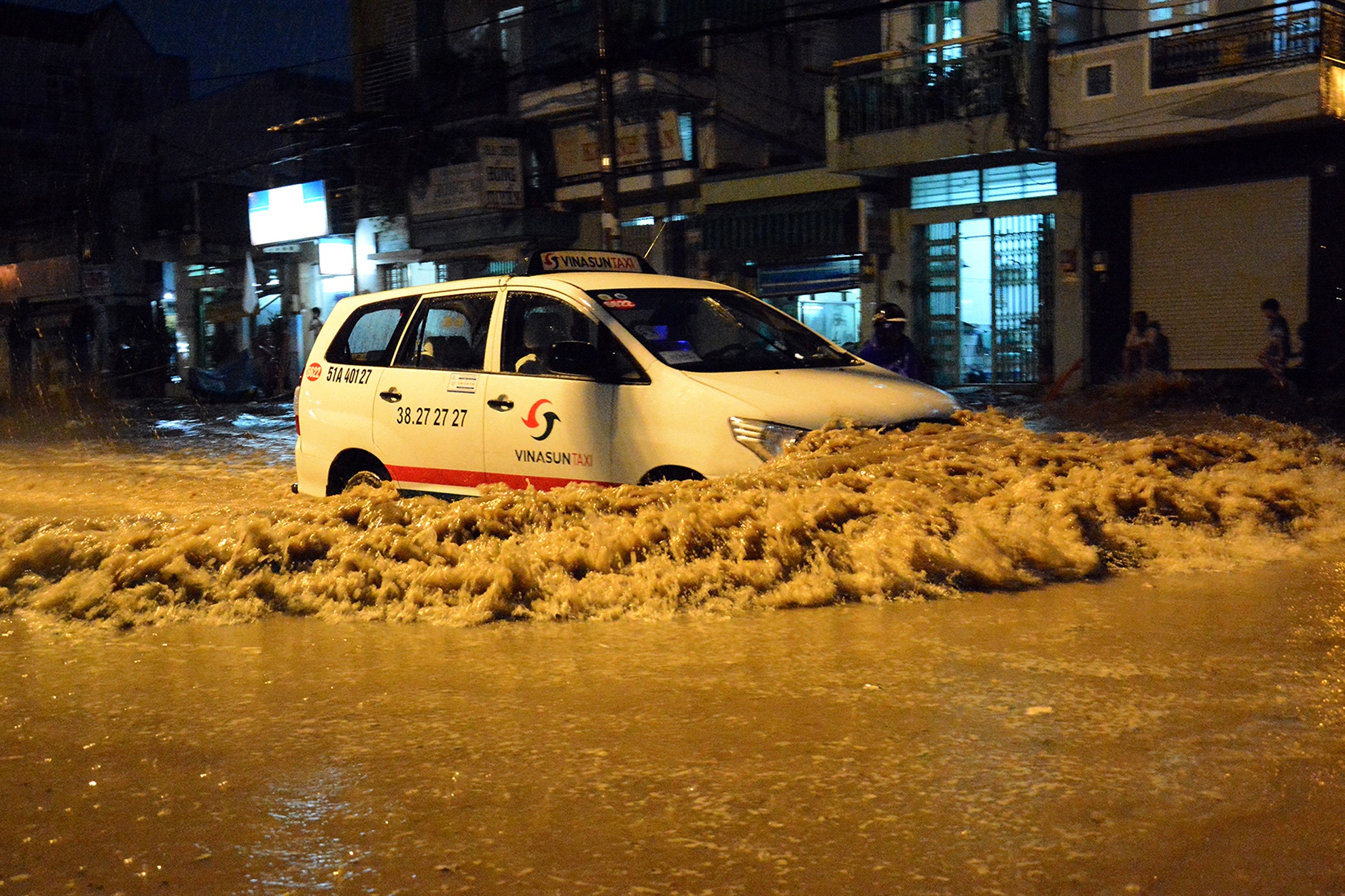 Những phương tiện lưu thông trên tuyến này gặp khó khăn, nhiều xe bị chết máy do ngập nước. Ảnh: Minh Thanh.