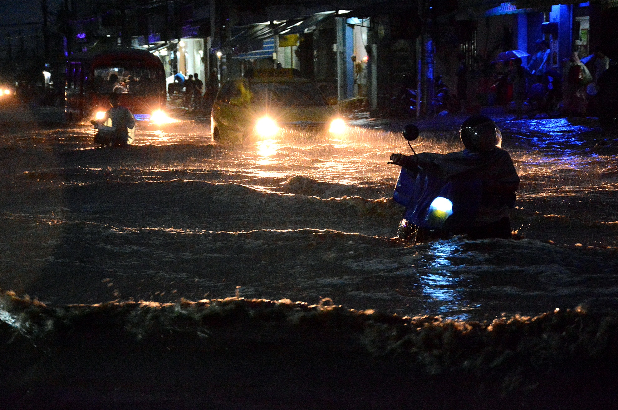 Trên tuyến đường Tân Hoá thuộc quận 6 và 11, nước ngập đến nửa thân xe ô tô khiến đường phố như một dòng sông khổng lồ. Ảnh: Minh Thanh