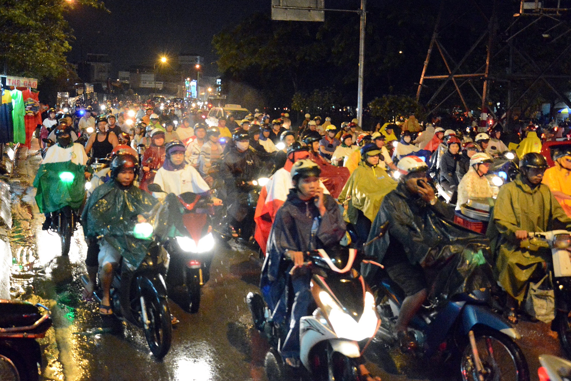 Đã xảy ra hiện tượng kẹt xe cục bộ ở một số tuyến đường thuộc quận 6, 11, Tân Bình do mưa lớn gây ra.