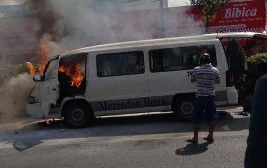 Xe cho 12 benh nhan chay du doi o Sai Gon hinh anh