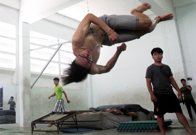 Gioi tre Sai Gon bay lon nhu xiec voi mon Parkour hinh anh