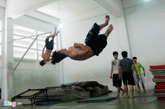 Một số bạn trong nhóm của Thành cho biết, để tập được môn thể thao mạo hiểm này đòi hỏi phải có sự gan dạ, nhanh nhẹn và kiên trì, tự theo dõi động tác của nhau. Tập dần từ những động tác dễ đến khó chứ không thể đốt cháy giai đoạn, rất dễ gặp tai nạn khi tiếp đất hoặc sai động tác.