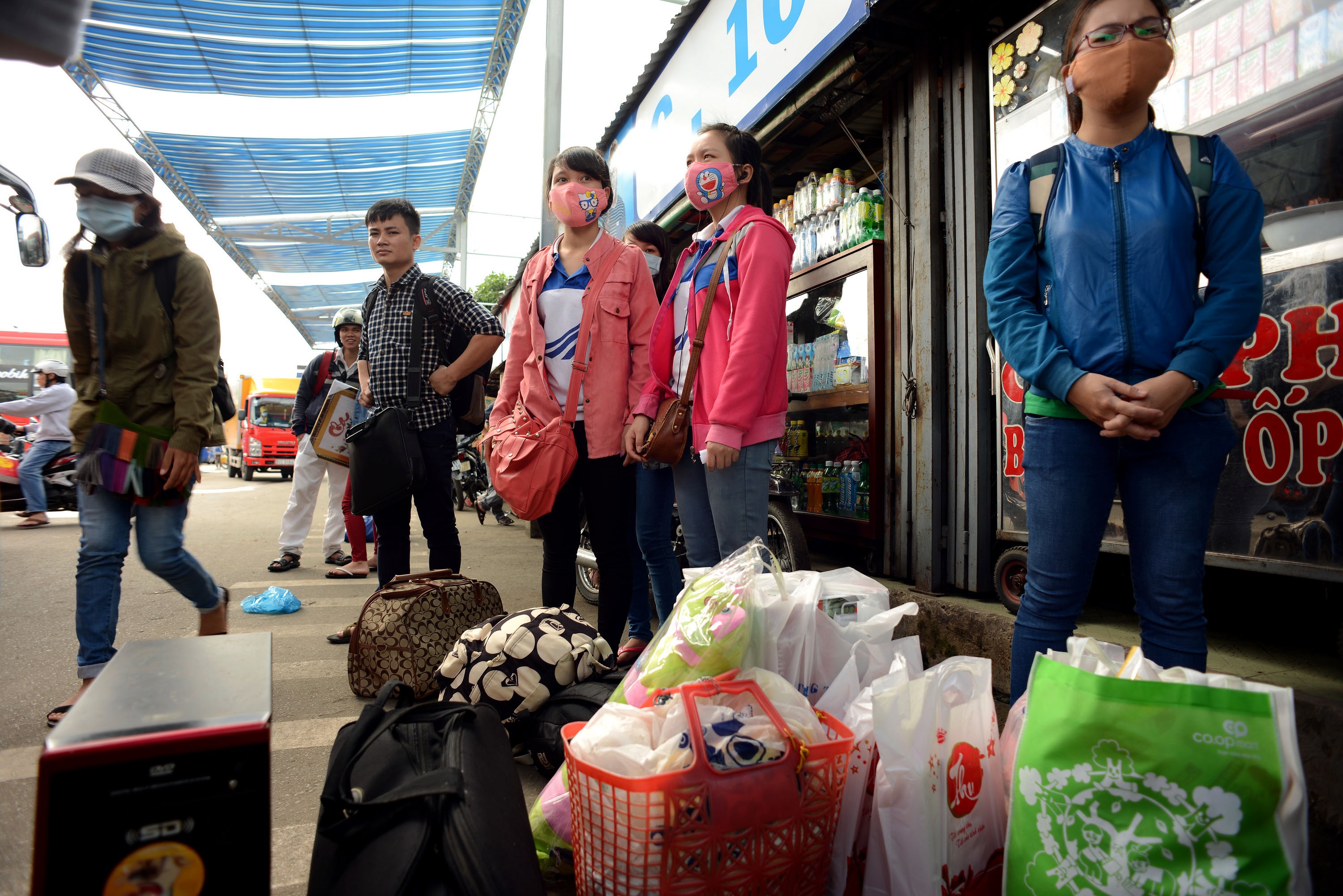Nguoi dan roi Sai Gon sau buoi lam viec cuoi tuan hinh anh