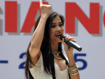 Dong Nhi tro lai truong xua trong ngay khai giang hinh anh