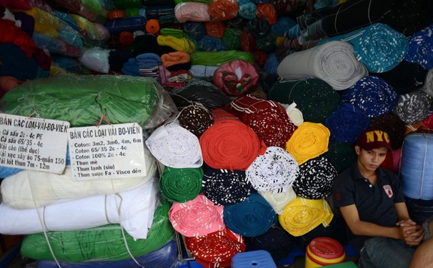 Cho vai, ao cuoi noi tieng Sai Gon truoc ngay do bo xay moi hinh anh