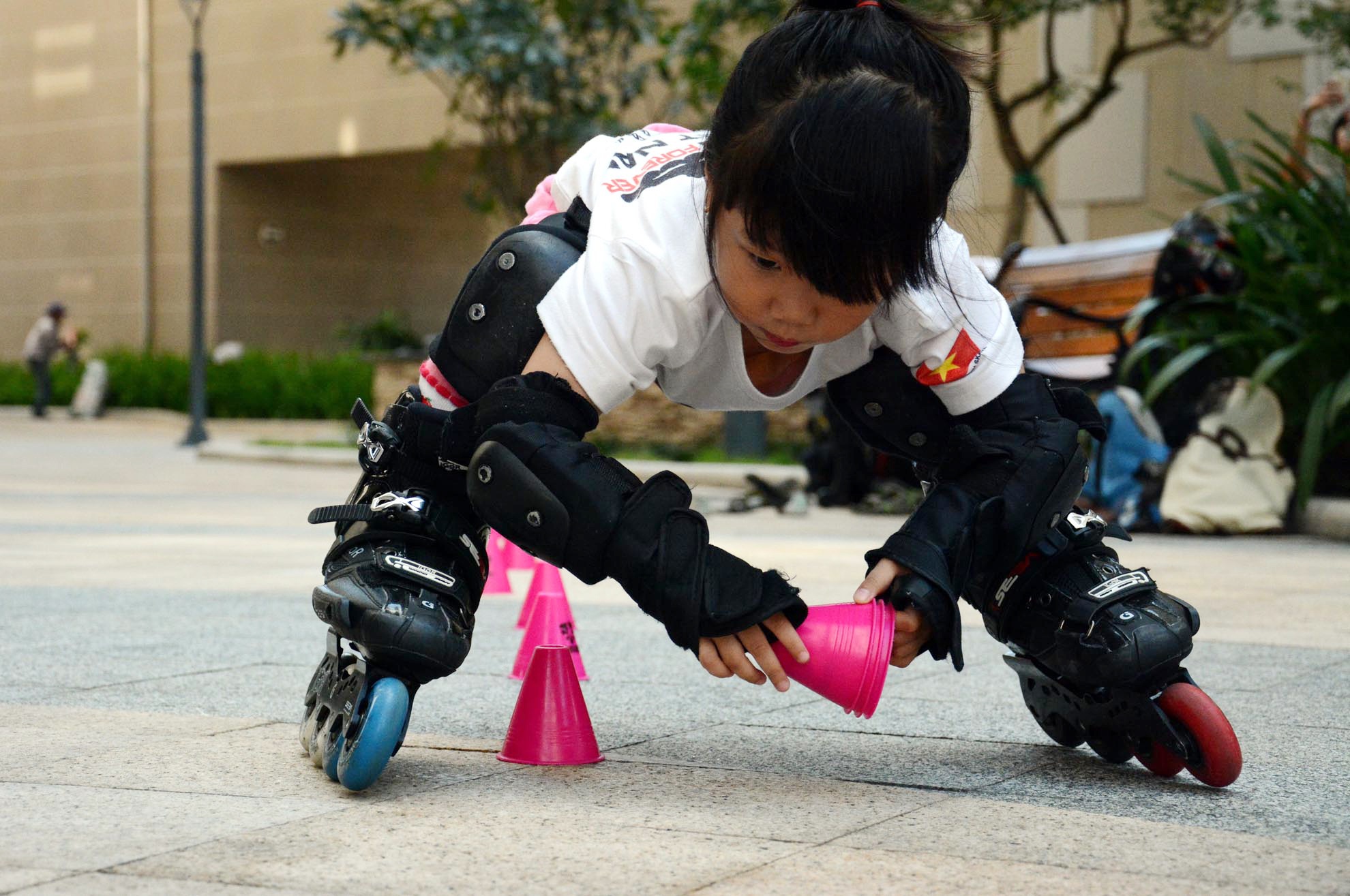 Nhung pha truot patin nhu lam xiec cua co be Sai Gon 3 tuoi hinh anh