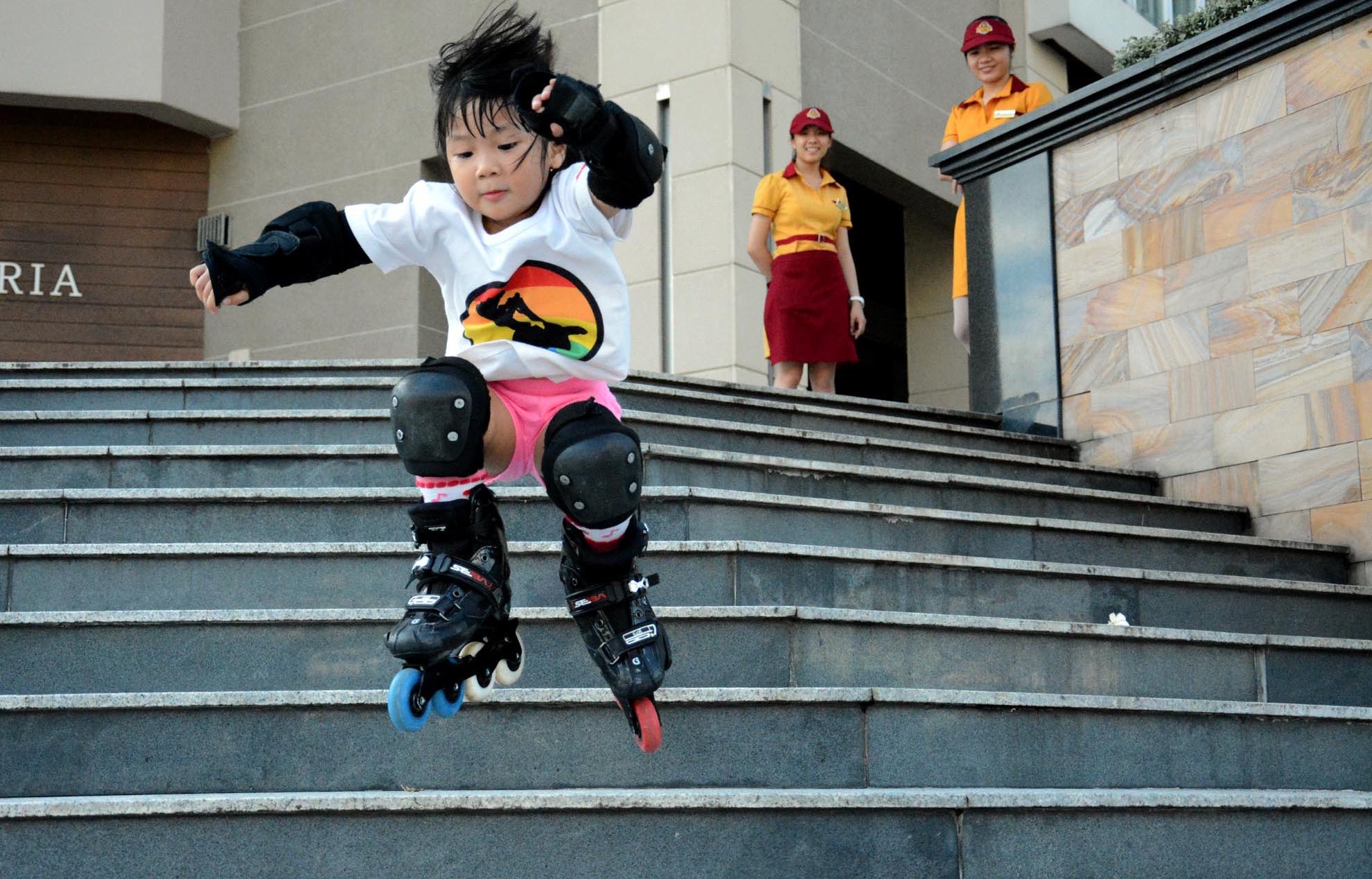 Thien than Sai Gon 3 tuoi dieu luyen voi mon truot patin hinh anh