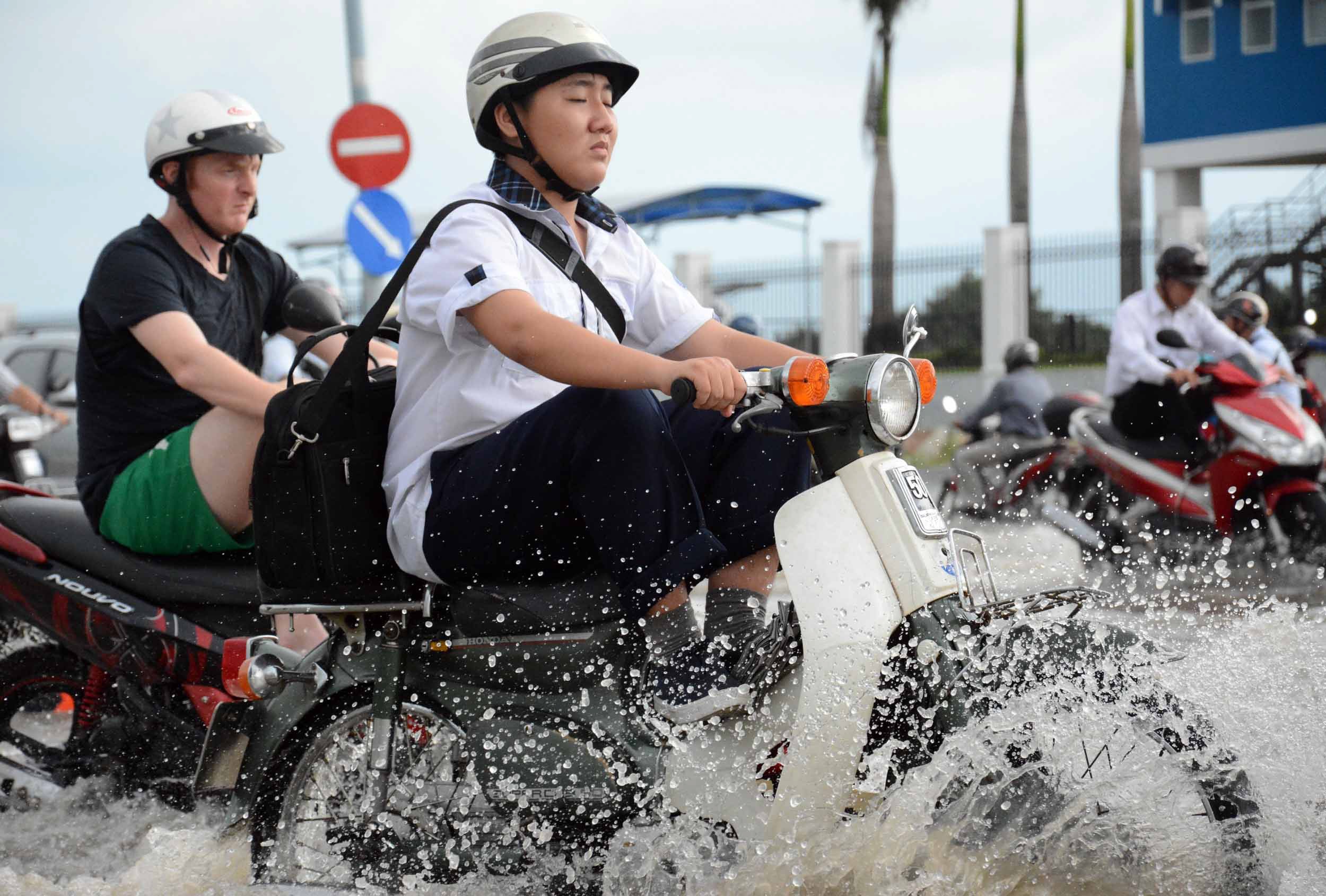Nuoc ngap den nua banh xe, nguoi Sai Gon bi bom ve nha hinh anh