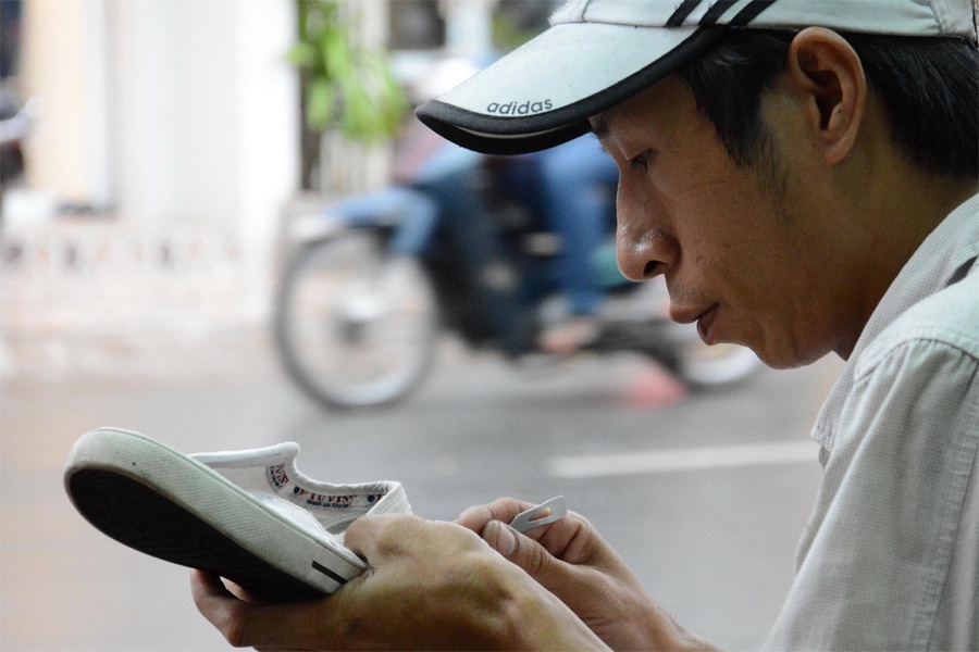 Thanh nien ngheo sua giay dep mien phi o Sai Gon hinh anh