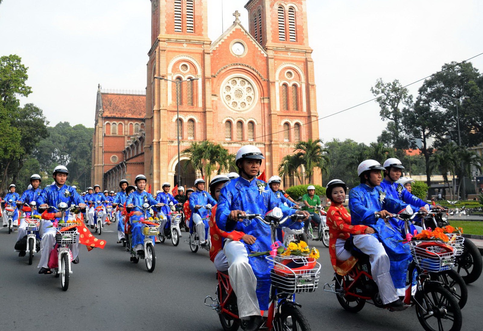 100 doi uyen uong nao dong pho phuong Sai Gon hinh anh
