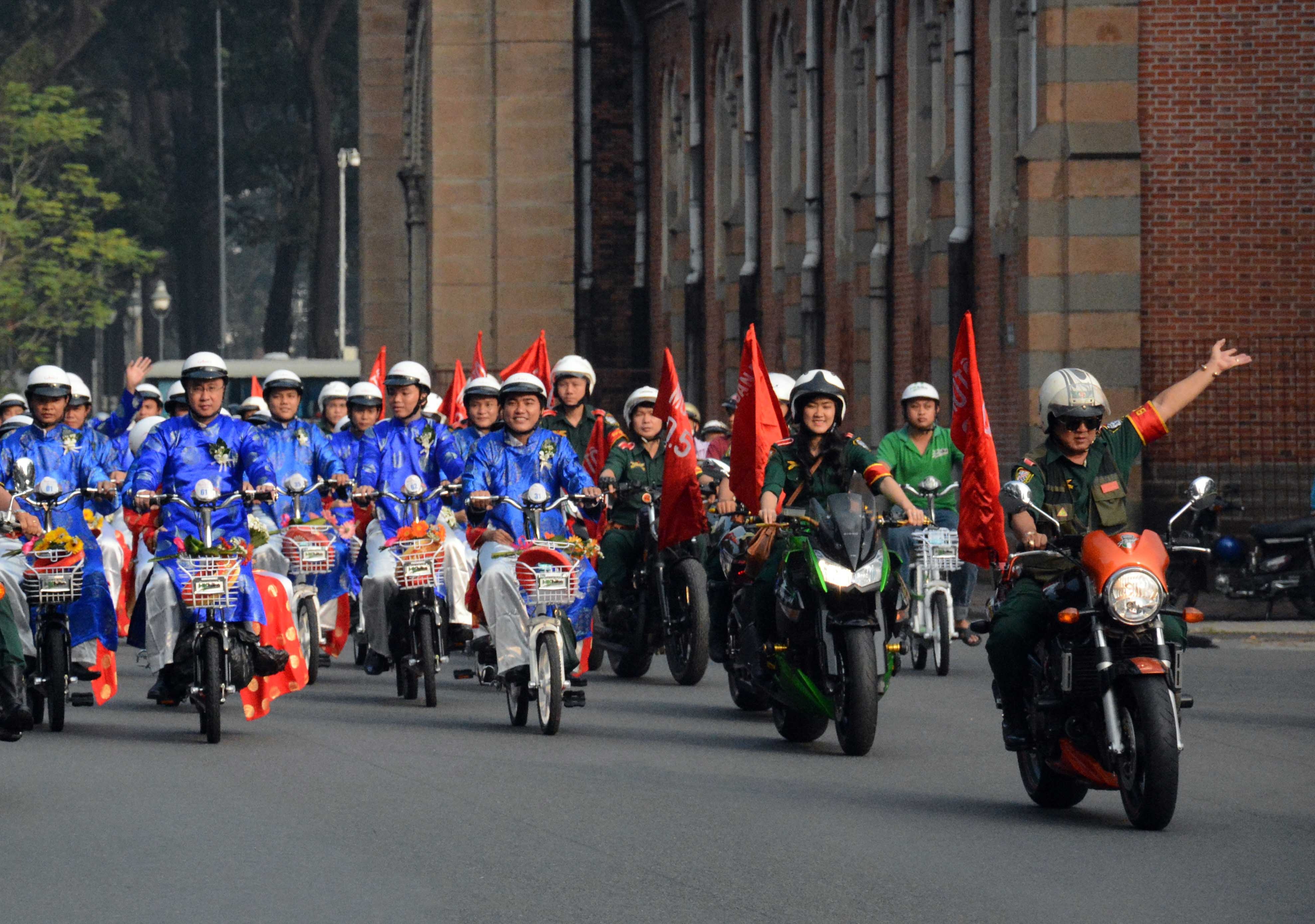 Đội dẫn đường có 20 thành viên chạy 20 chiếc xe mô tô phân khối lớn được phân công đảm bảo an toàn cho các cặp cô dâu, chú rể lưu thông trên các tuyến đường  bằng xe đạp điện.