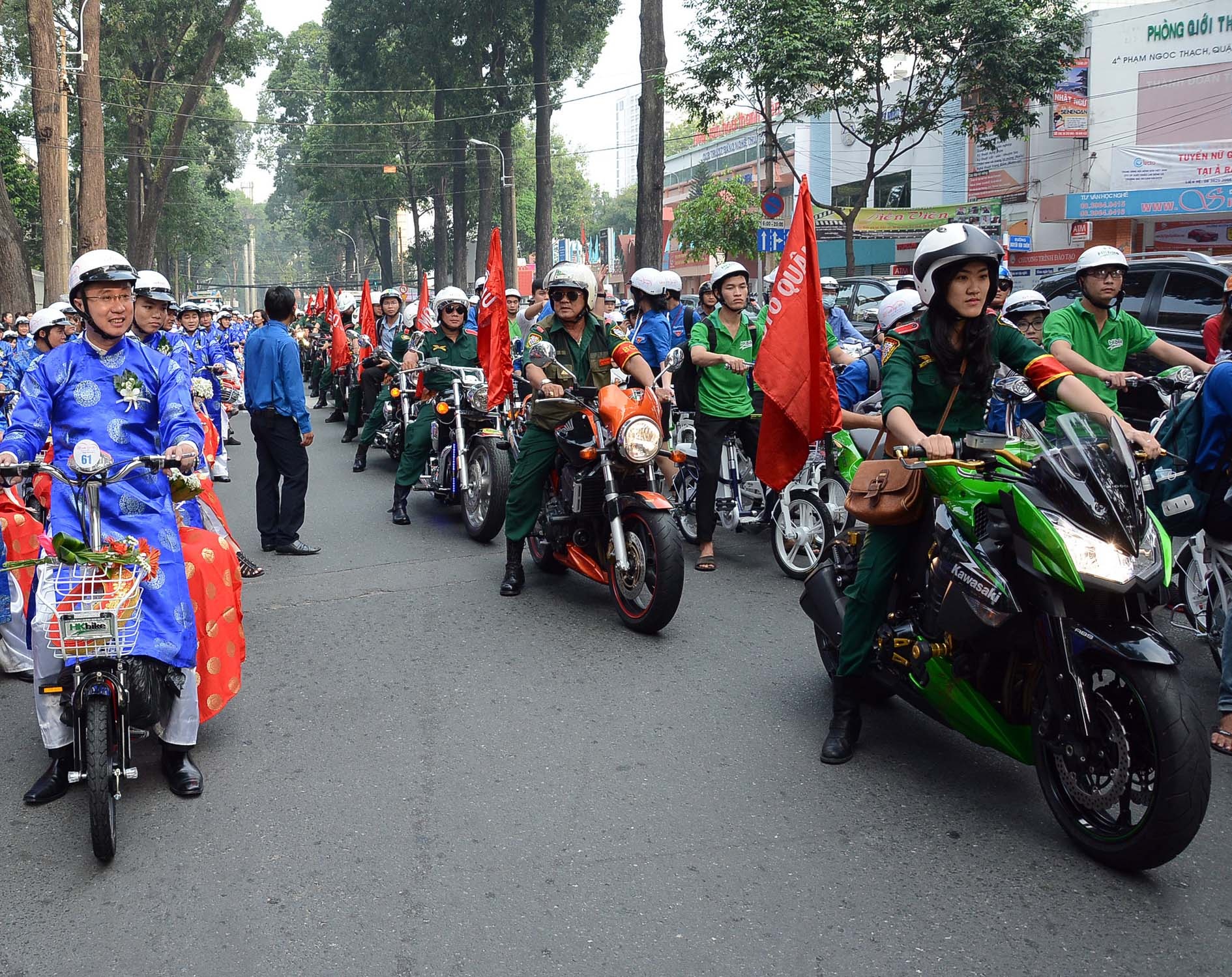 Trong các thành viện đoàn mô tô, có một cô gái thu hút ánh nhìn của nhiều người khi chạy chiếc xe  mô tô Kawasaki Z10 màu xanh lá cây nổi bật cùng với những nam giới khác.