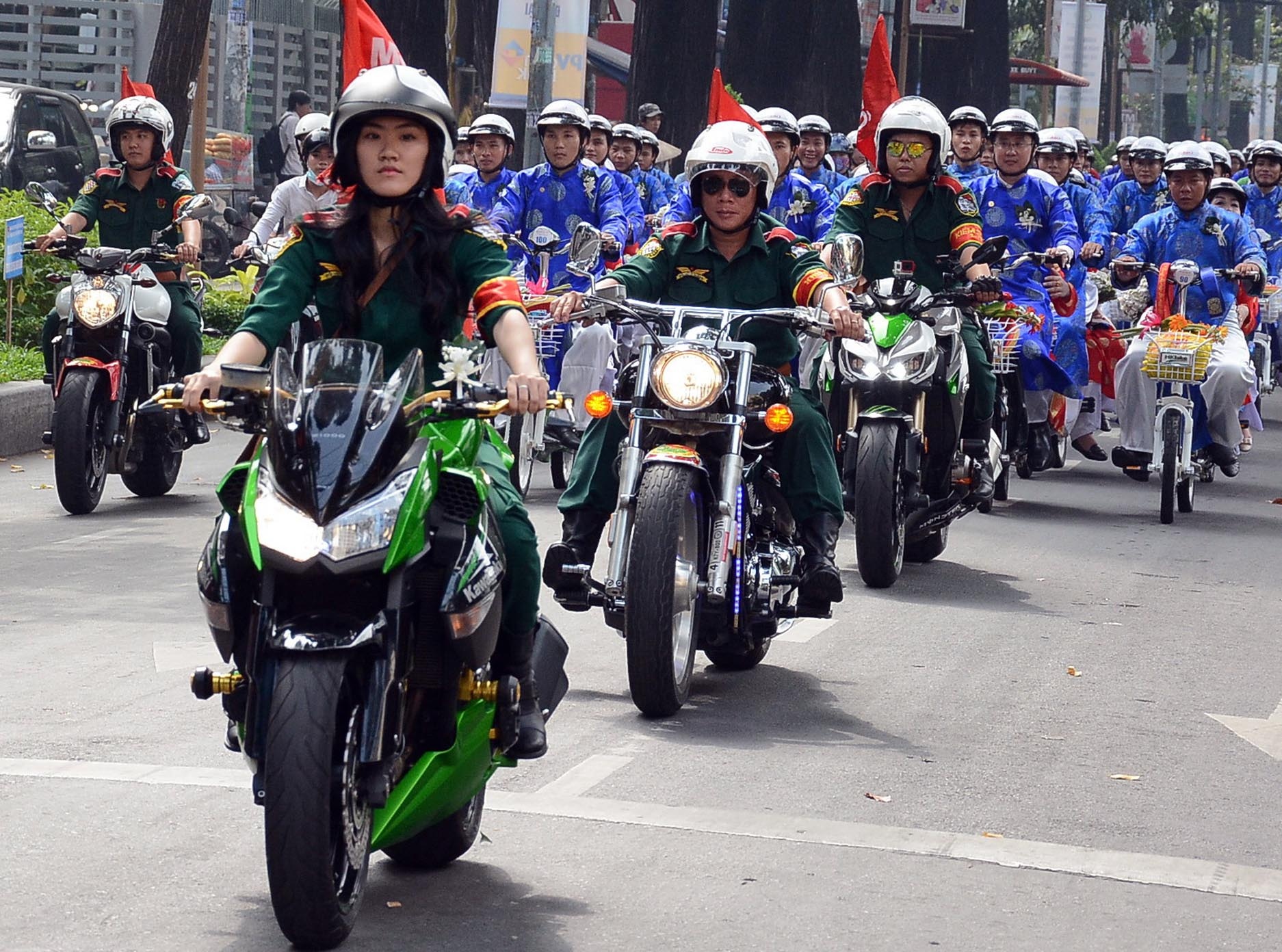 Tú cho biết, ba cô là người chơi mô tô từ lâu, hiện là Đội trưởng của Đội mô tô quận 5, anh trai cũng là thành viên của đội. Ngay từ lúc 5 tuổi, mỗi khi thấy ba và anh trai chạy mô tô rất oai và mạnh mẽ, thường  được ngồi sau xe ba vi vu khắp các tuyến đường Sài Gòn nên cô bắt đầu đam mê loại xe này và xem nó như thú chơi. 