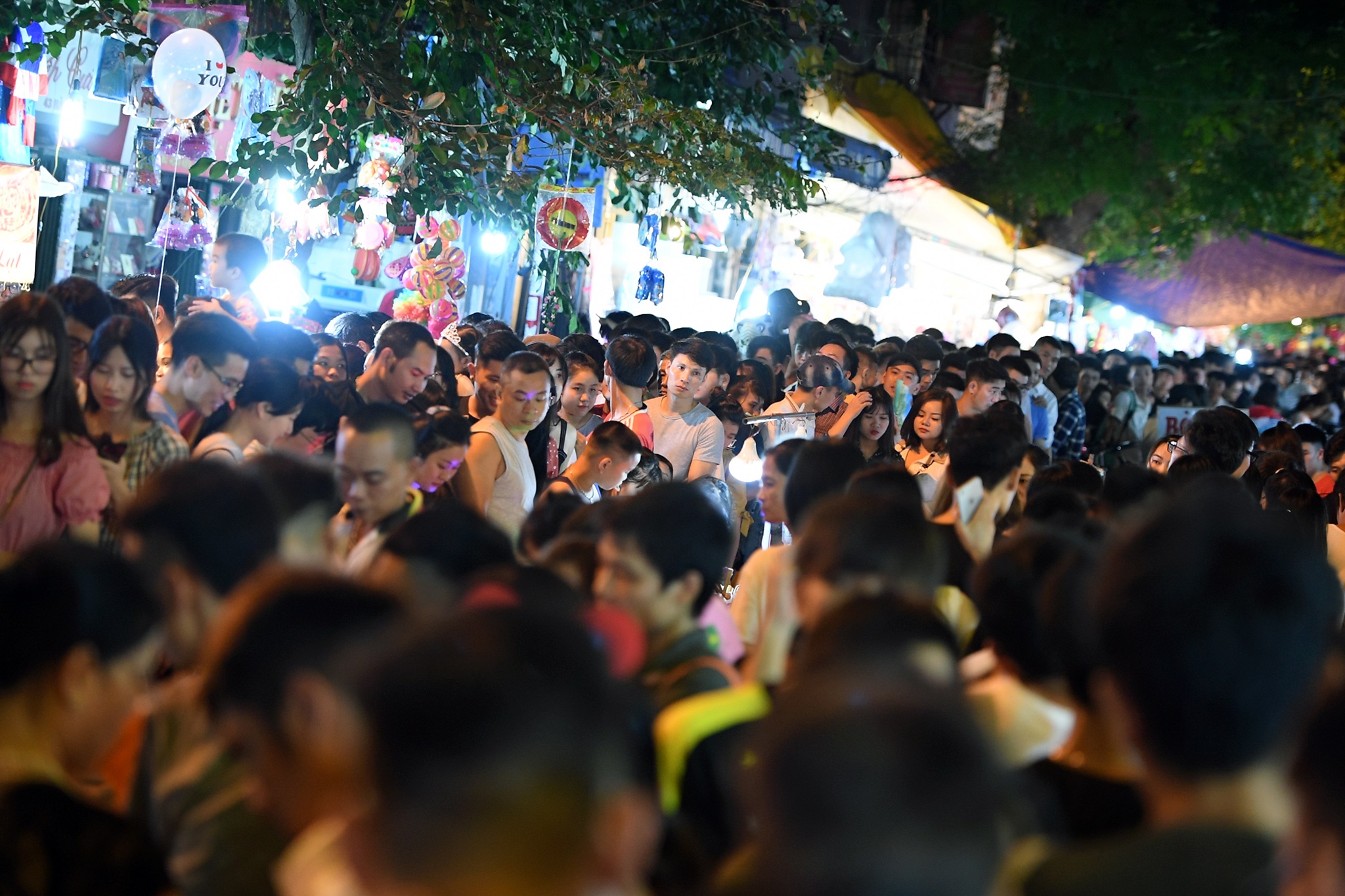 mat na kinh di o cho trung thu Hang Ma anh 16