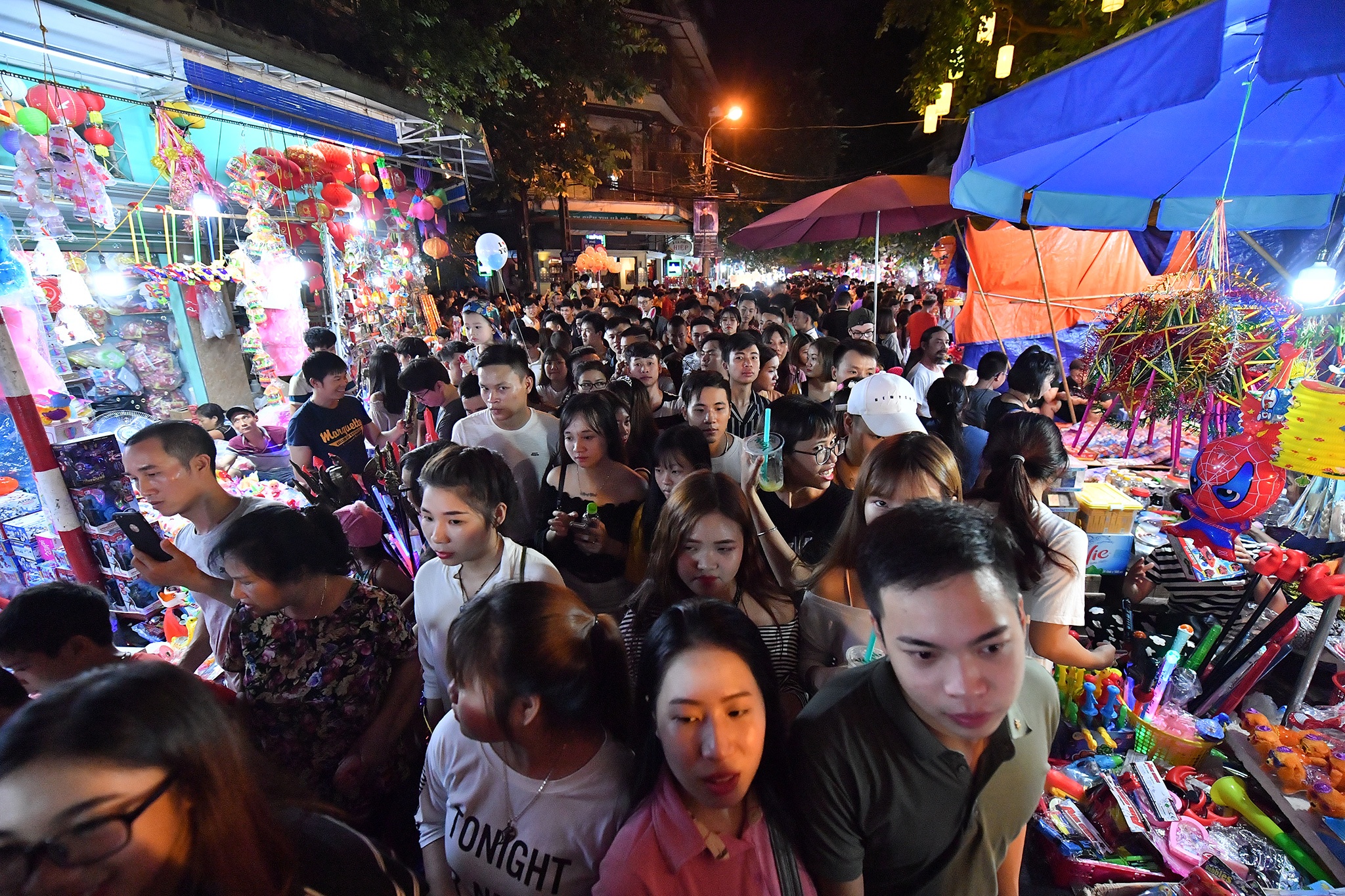 mat na kinh di o cho trung thu Hang Ma anh 1