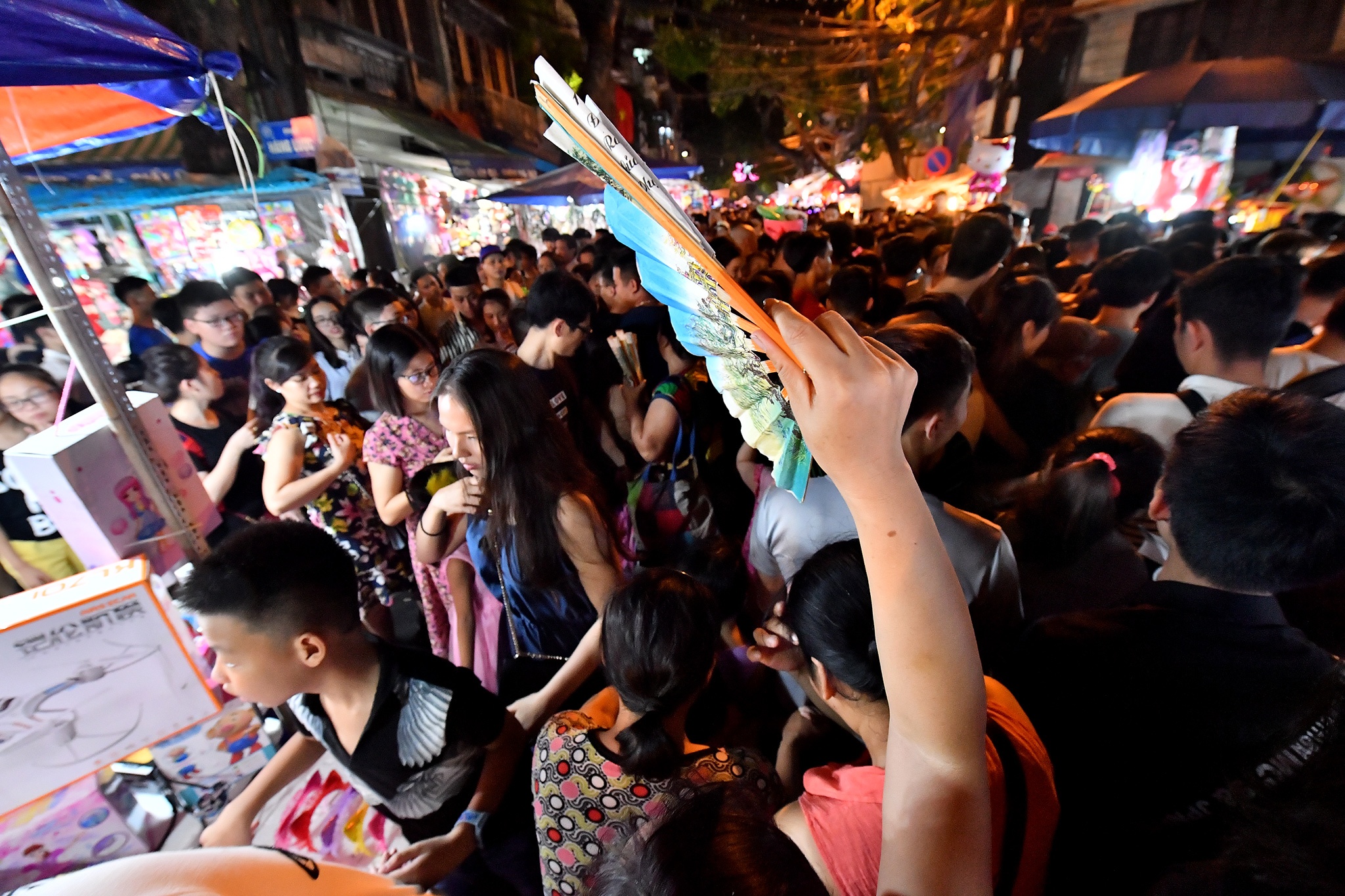 mat na kinh di o cho trung thu Hang Ma anh 2