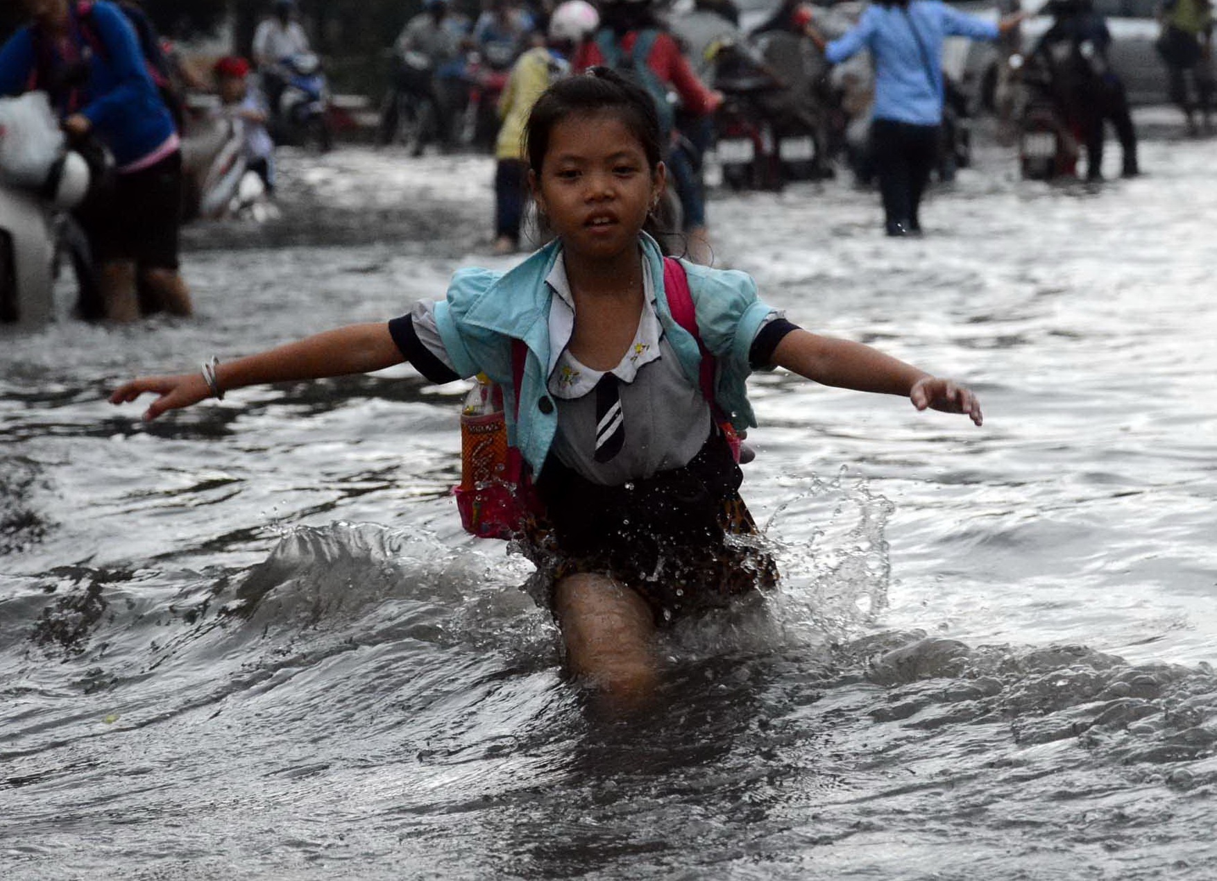 Hoc sinh Sai Gon uot nhem vuot qua duong ngap hinh anh