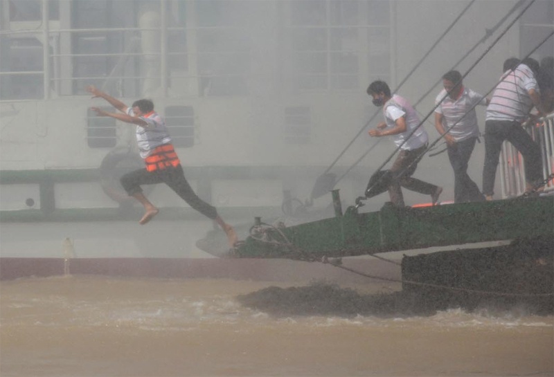 Gan 100 hanh khach 'hoang loan' tren chiec pha boc chay hinh anh