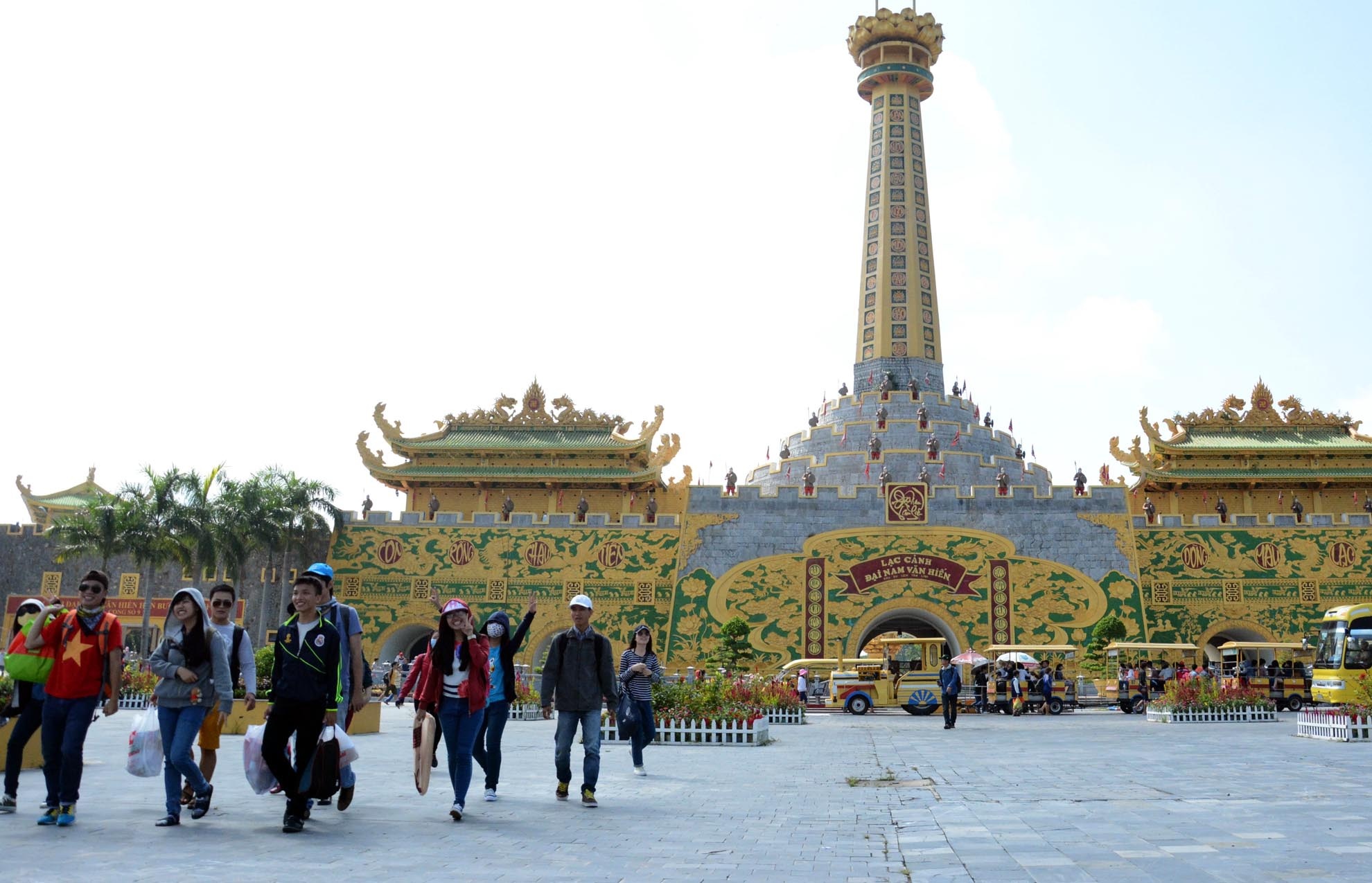 Khach do ve Dai Nam truoc khi dong cua hinh anh