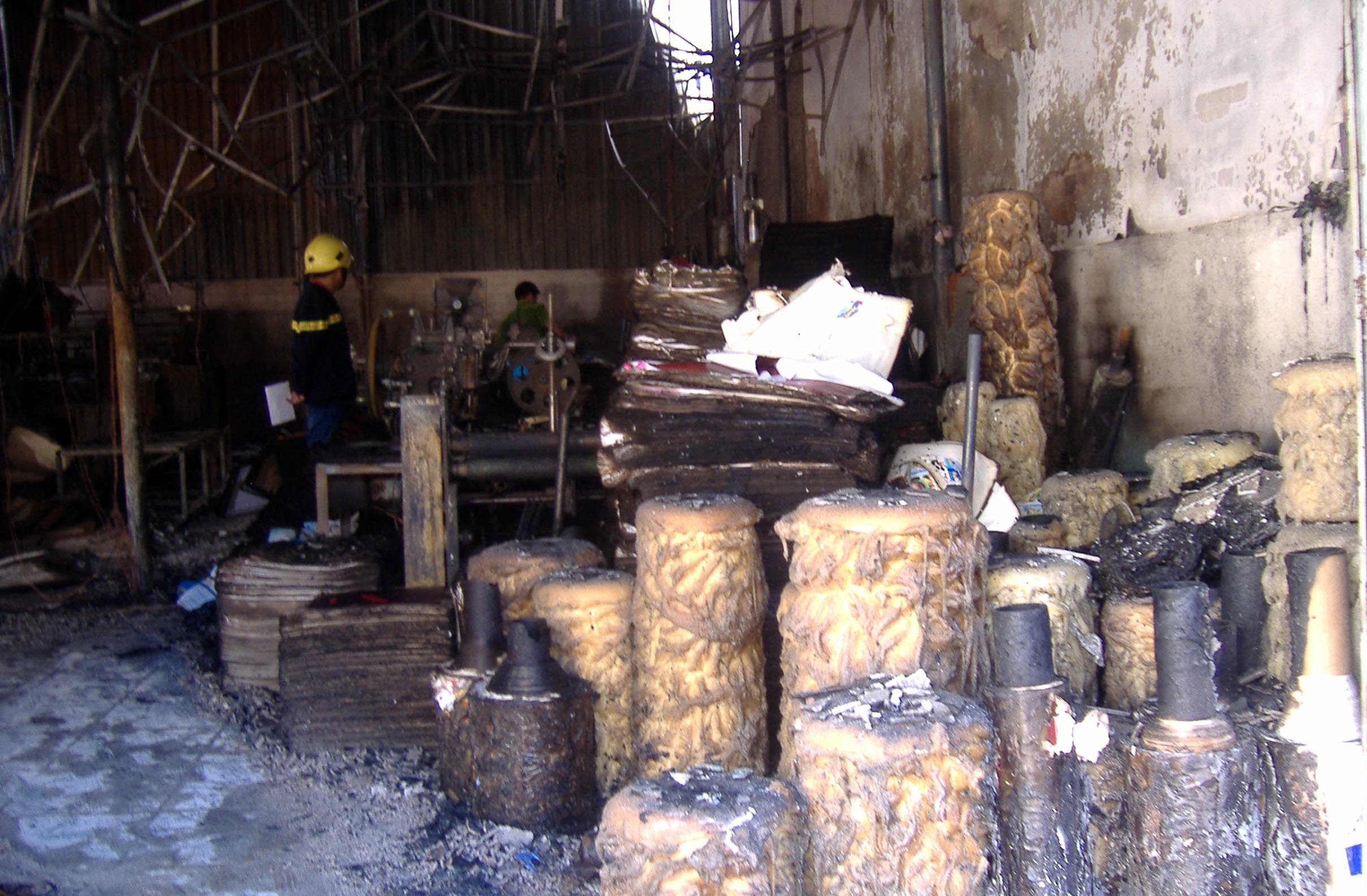 Nguoi dan Sai Gon thao chay khi xuong in boc chay hinh anh