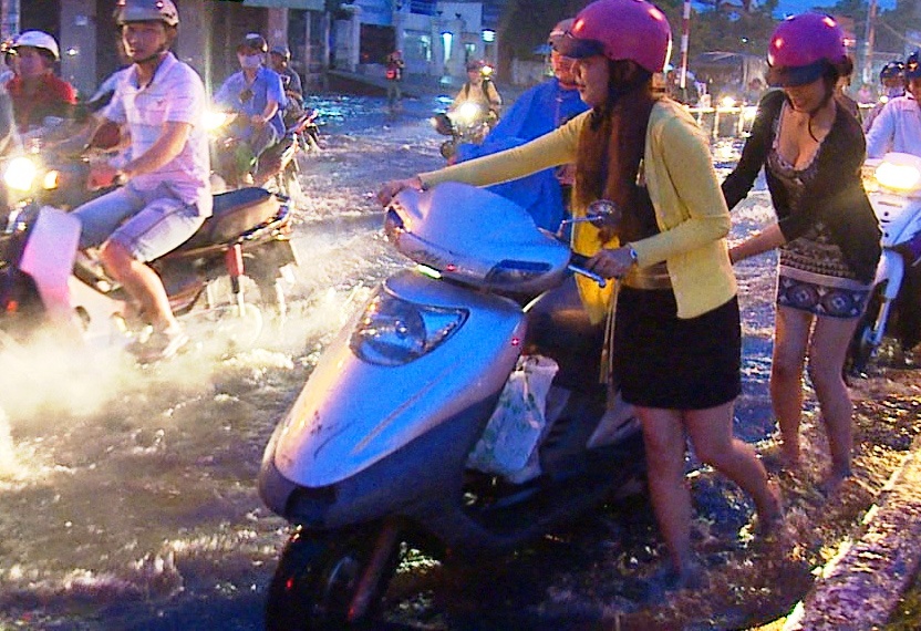 Nguoi Sai Gon ngan ngam voi canh nuoc ngap hoi thoi hinh anh