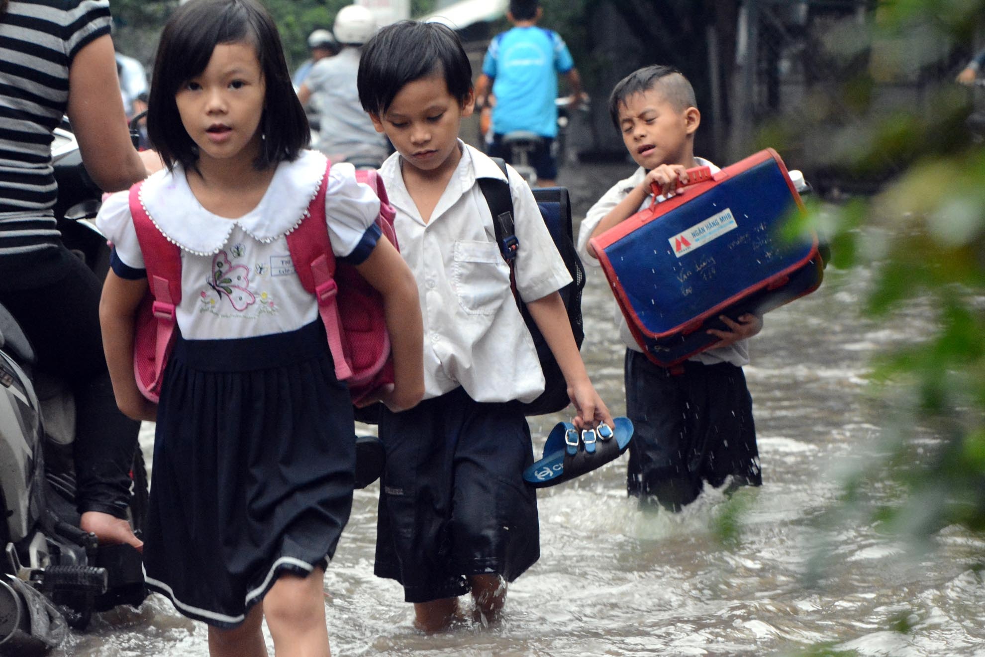 Tre em Sai Gon nhieu ngay loi nuoc thoi den lop hinh anh