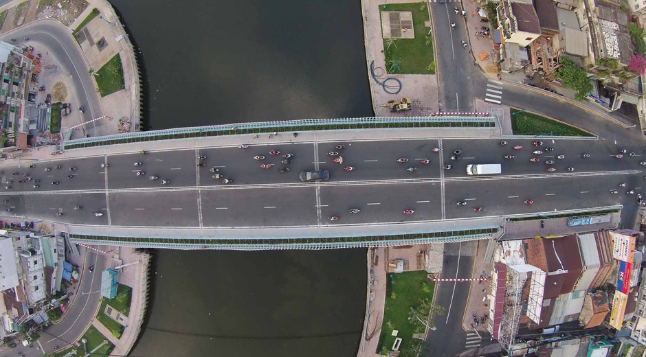 Ba cay cau moi tren kenh Nhieu Loc noi tieng Sai Gon hinh anh