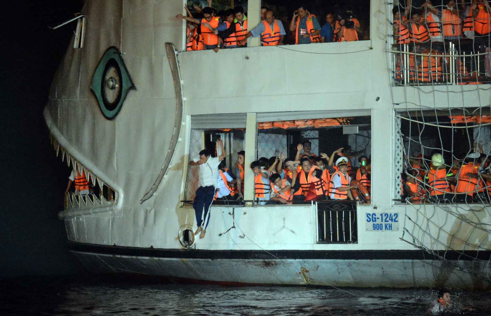 Dien tap ung cuu tau du lich boc chay tren song Sai Gon hinh anh