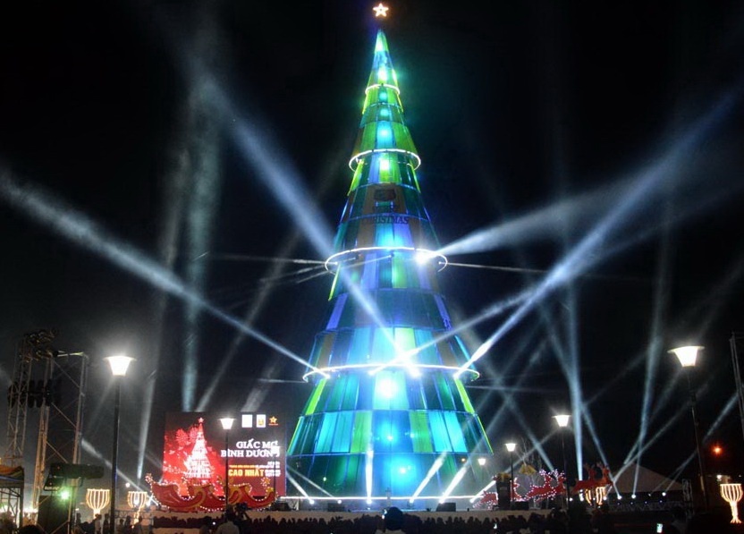 Gioi tre di xem cay thong Noel cao nhat Viet Nam hinh anh