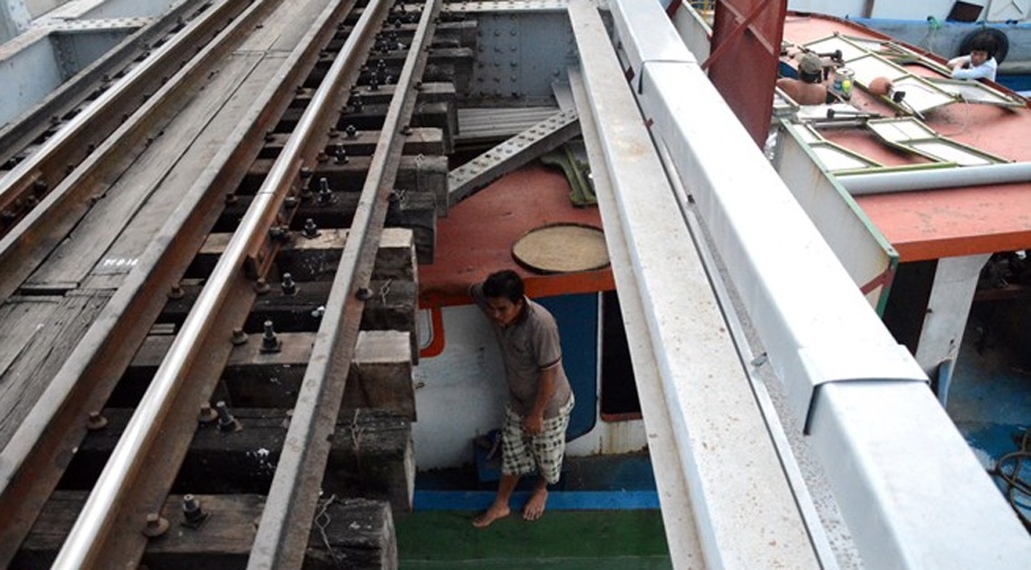 Tau thuyen mao hiem chui qua cau tram tuoi o Sai Gon hinh anh