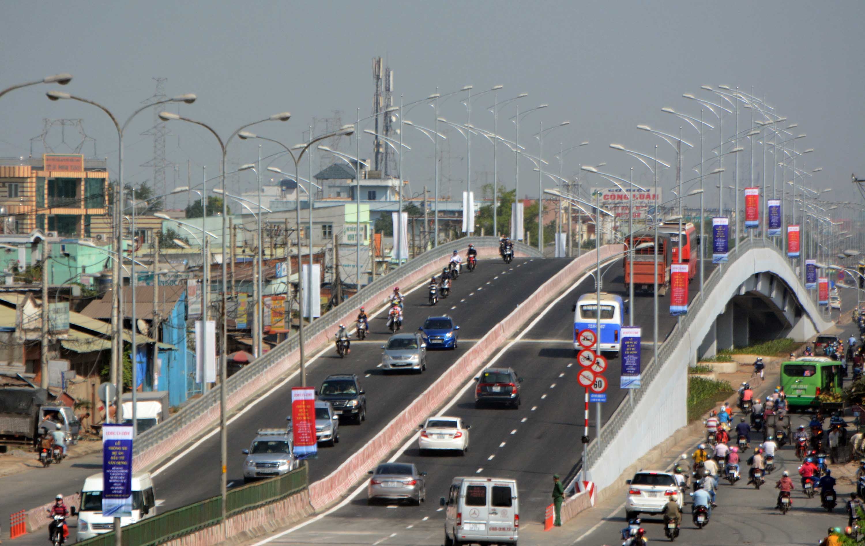 TP.HCM thong xe cau vuot o diem den un tac hinh anh