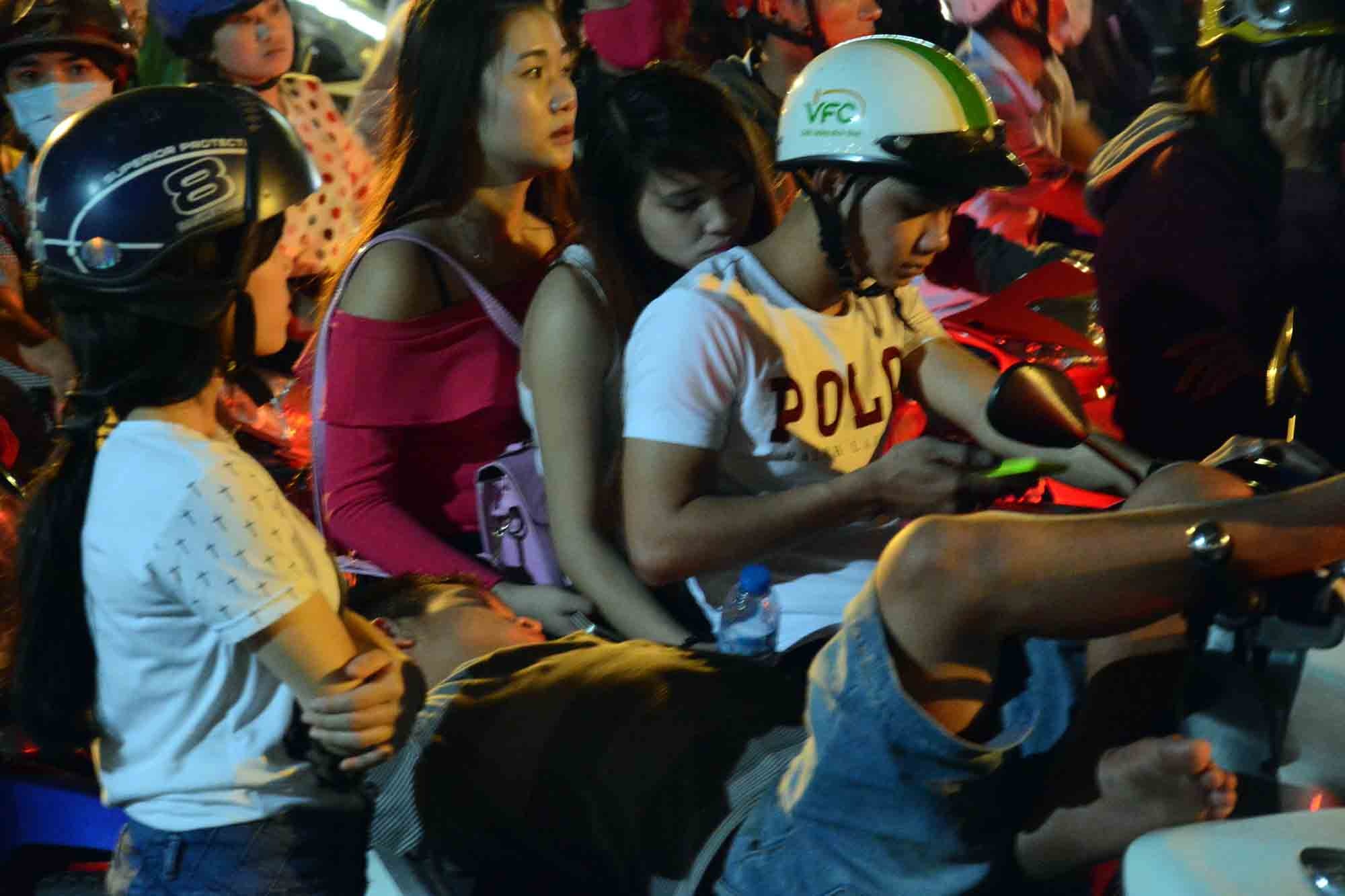 Nam ngu guc, choi game giua duong cho ket xe sau phao hoa hinh anh