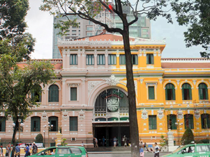 Toa nha Buu dien TP.HCM truoc va sau khi son moi hinh anh