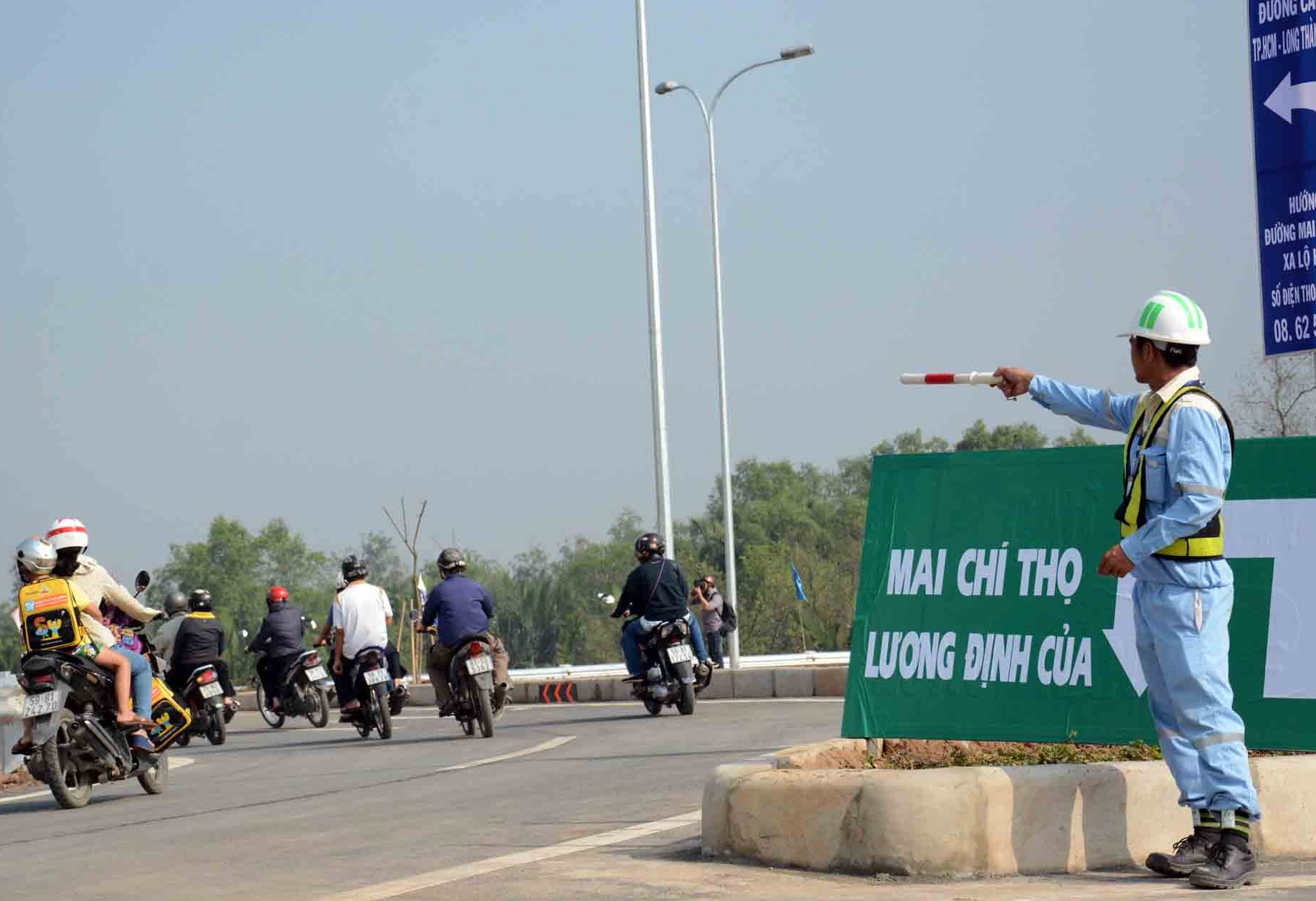 Nguoi Sai Gon bo ngo lan dau qua nut giao duong cao toc hinh anh