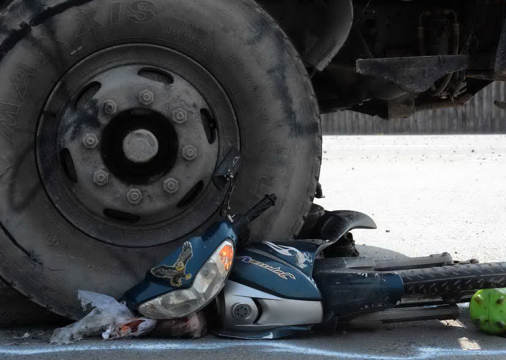 Di cho sam Tet, bi xe ben can gay hai chan hinh anh