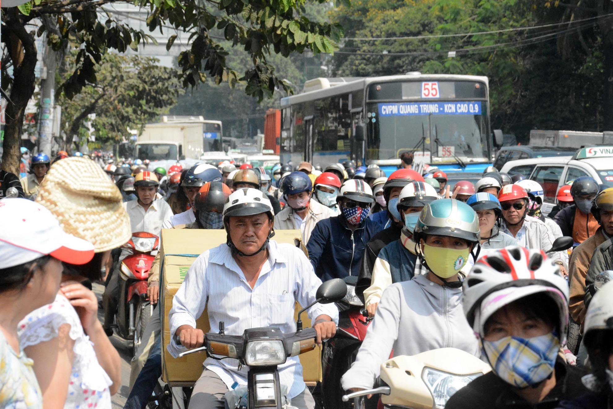 Duong ra san bay Tan Son Nhat dong nghit vao giua trua hinh anh
