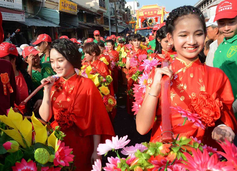 Bien nguoi xem ruoc kieu Ba trong nang gat hinh anh