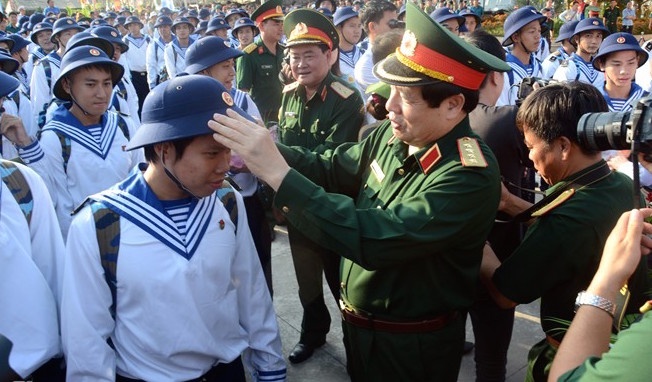 Bo truong Quoc phong chinh quan phuc cho tan binh hinh anh