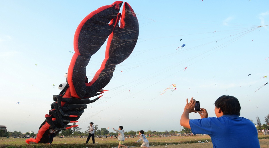 Dieu khong lo no gio tren bau troi Sai Gon hinh anh