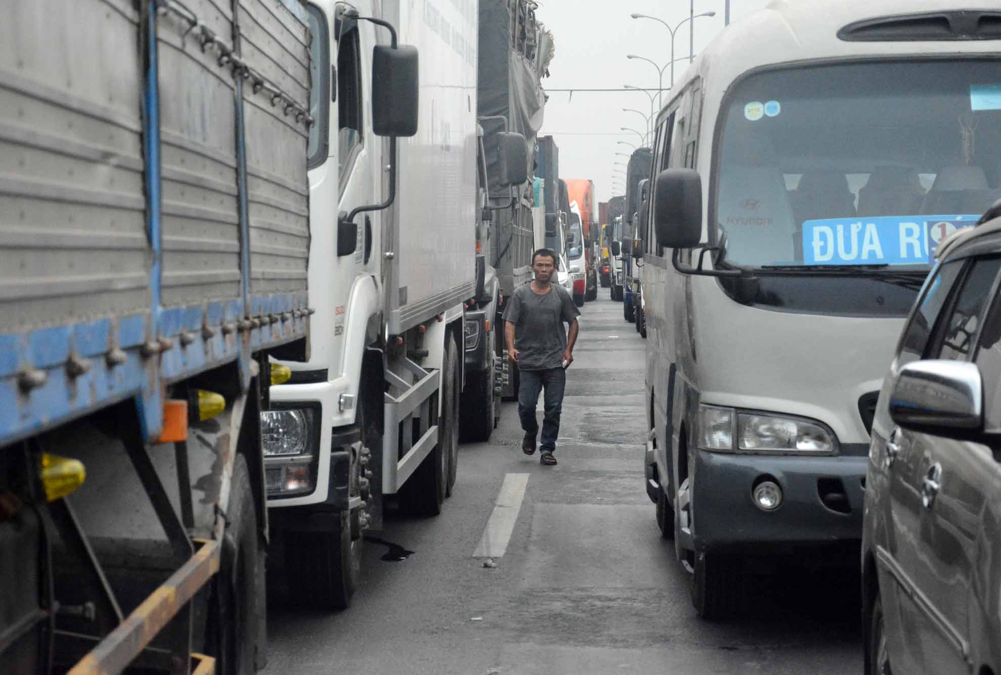 Ket xe 5 km o Sai Gon, tai xe nam buon chuyen dien thoai hinh anh