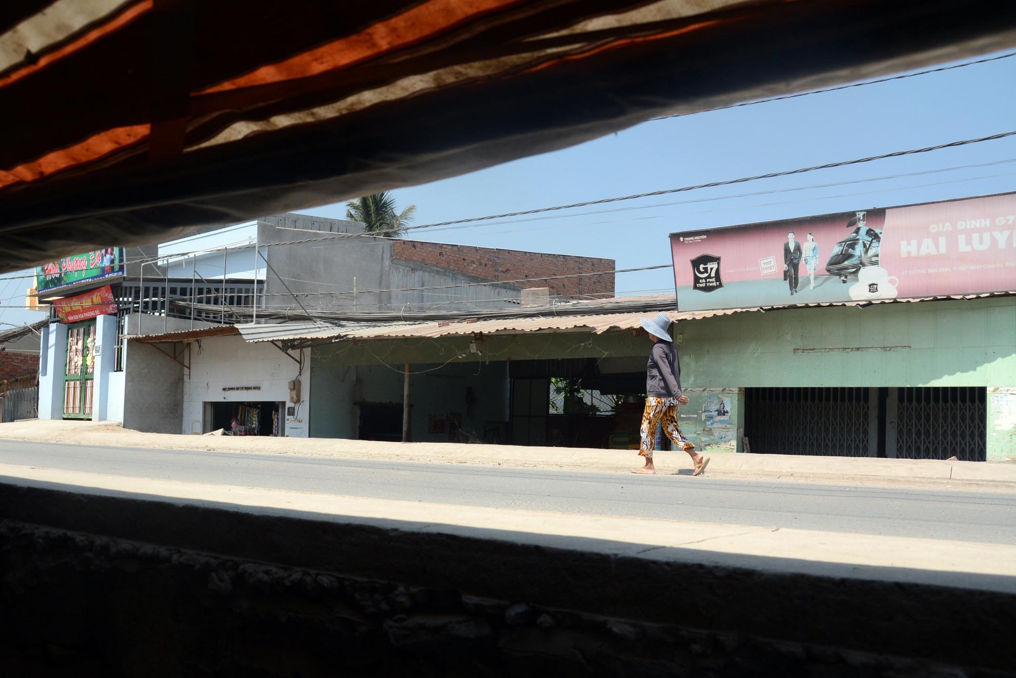 Ban nha, doi cua hang vi nha bien thanh ham hinh anh